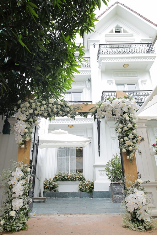 hinh anh dam cuoi hoanh trang tai khach san noi tieng cua nam than chuyen gioi tu lo kho va vo doanh nhan