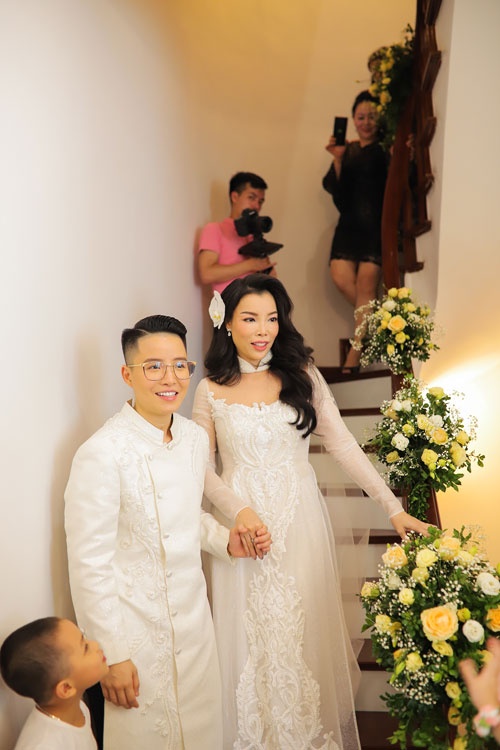 Hình ảnh đám cưới hoành tráng tại khách sạn nổi tiếng của 'nam thần' chuyển giới Tú Lơ Khơ và vợ doanh nhân hinh anh dam cuoi hoanh trang tai khach san noi tieng cua nam than chuyen gioi tu lo kho va vo doanh nhan