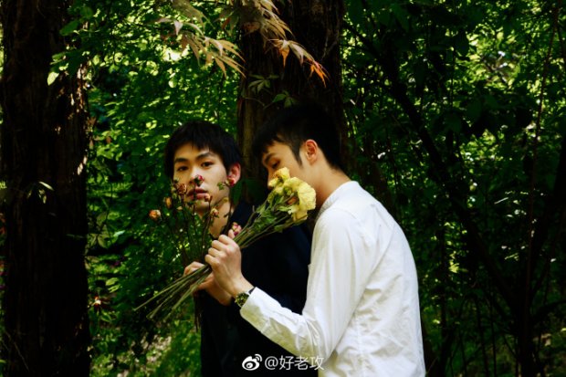 xuyt xoa voi bo anh thanh xuan cua hai chang trai cuc tinh tu va lang man