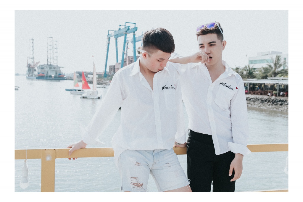 bo anh tinh yeu bien va hai ta cua cap dong tinh 9x