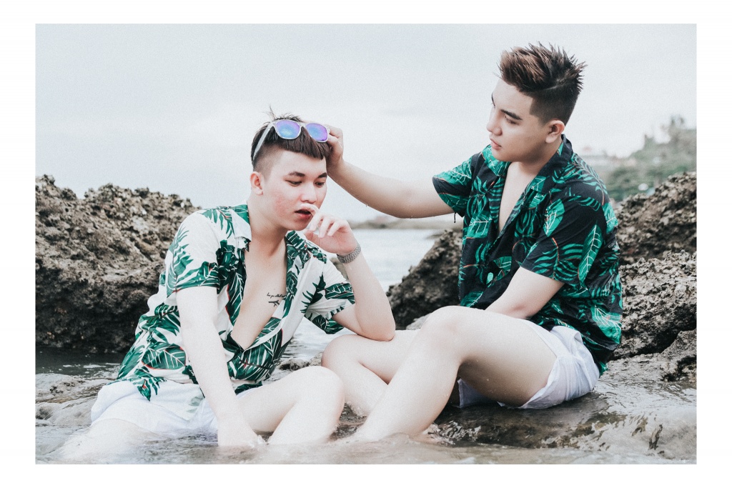 bo anh tinh yeu bien va hai ta cua cap dong tinh 9x