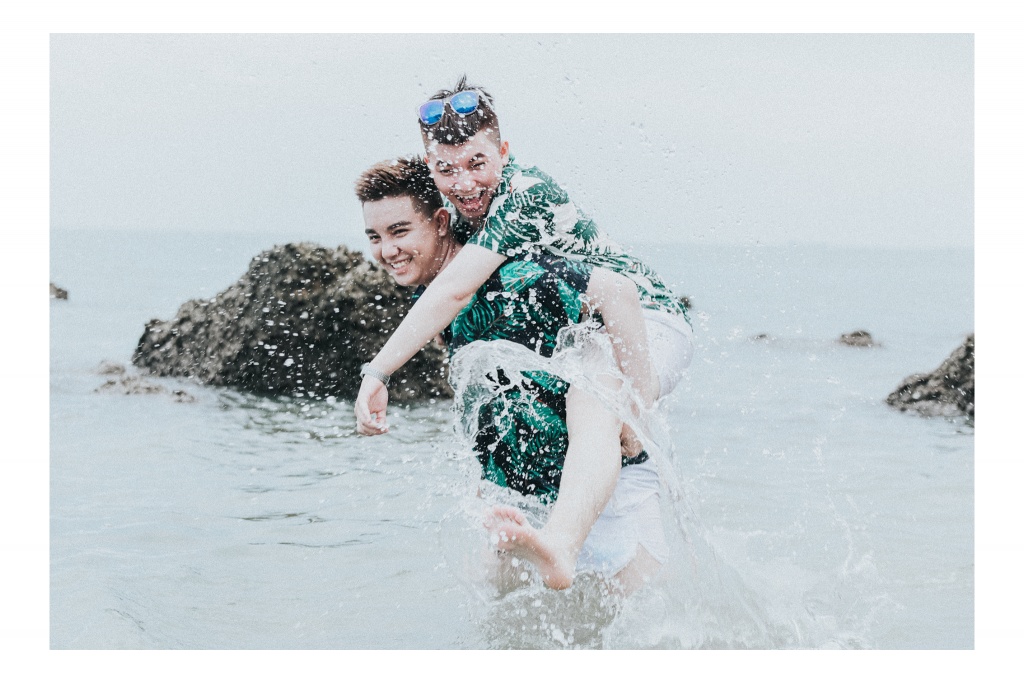bo anh tinh yeu bien va hai ta cua cap dong tinh 9x