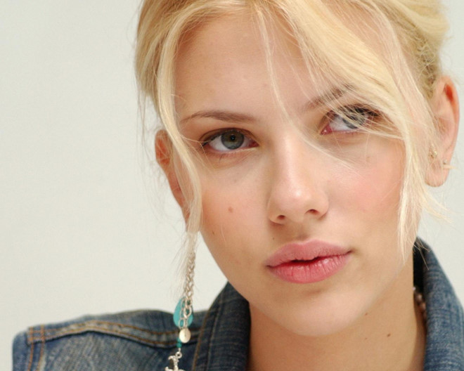 scarlett johansson thach thuc du luan khi dong vai dan ong chuyen gioi