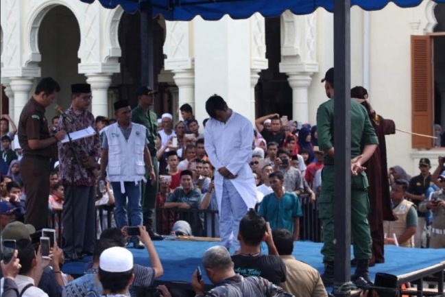 indonesia doi dong tinh nam bi danh 87 roi truoc su dong tinh cua dam dong