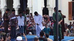 Indonesia: Đôi đồng tính nam bị đánh 87 roi trước sự đồng tình của đám đông