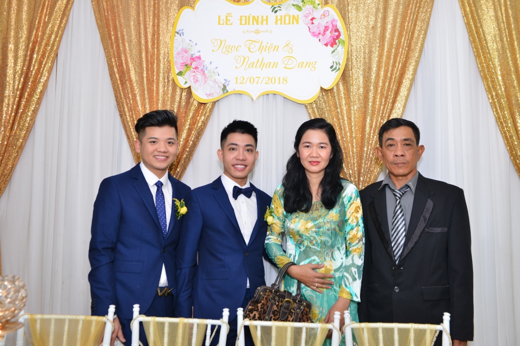 hanh phuc trong ngay dinh hon cua cap doi dien trai sau 3 nam yeu xa nua vong trai dat