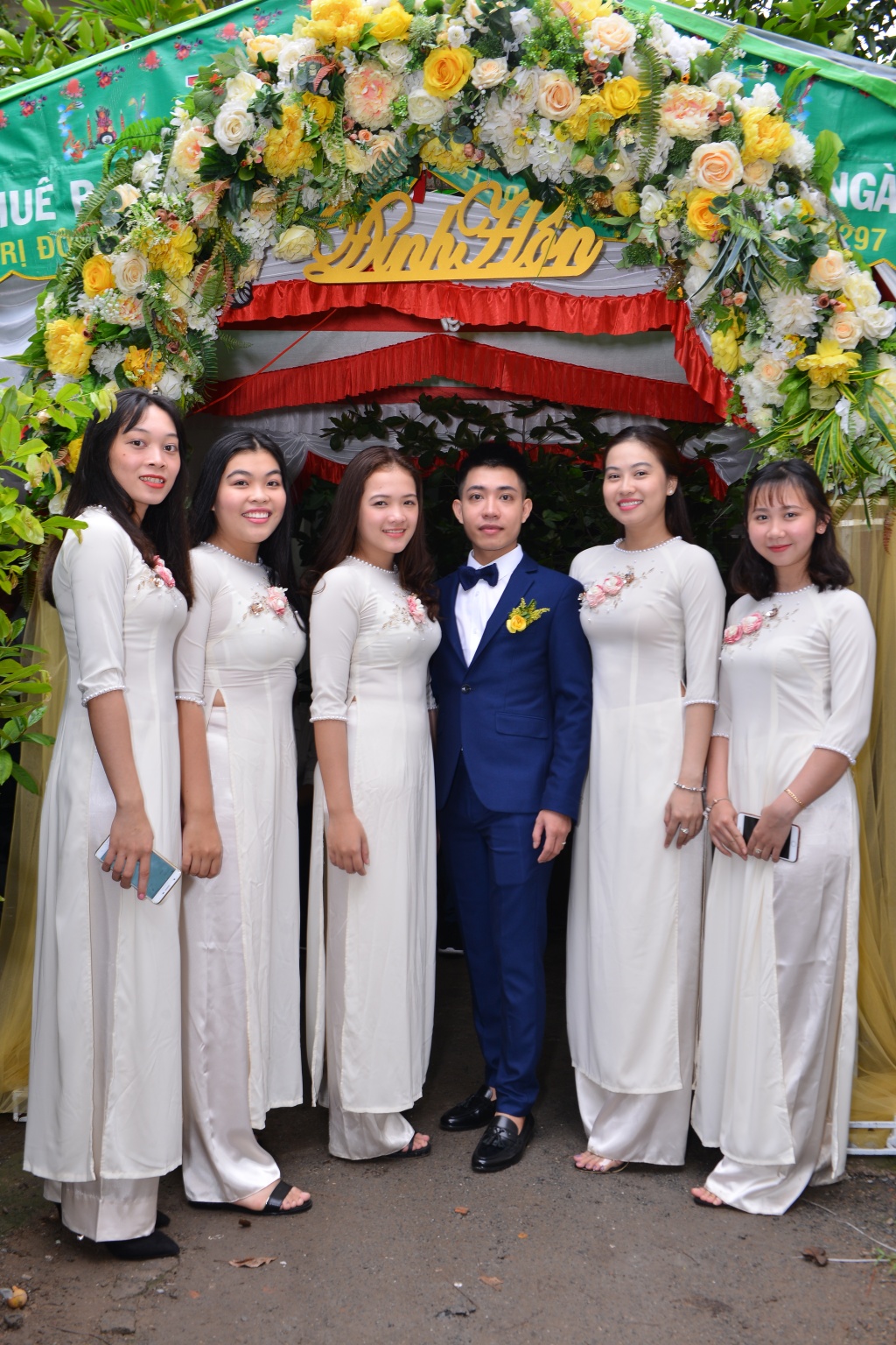 hanh phuc trong ngay dinh hon cua cap doi dien trai sau 3 nam yeu xa nua vong trai dat