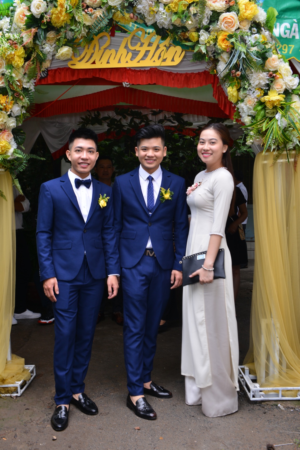 hanh phuc trong ngay dinh hon cua cap doi dien trai sau 3 nam yeu xa nua vong trai dat