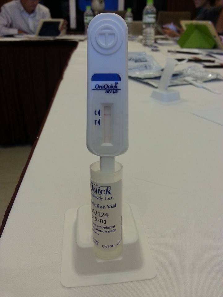 Các cặp đồng tính có thể tự xét nghiệm nhanh HIV bằng que thử để biết mình có mắc bệnh hay không cac cap dong tinh co the tu xet nghiem nhanh hiv bang que thu de biet minh co mac benh hay khong