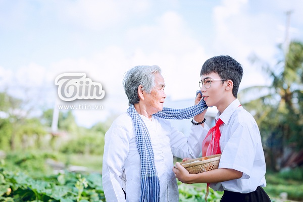 cu ba 87 tuoi o ca mau tre kho cuc nuoi chau gia giup chau quay clip kiem tien chap nhan chau la lbgt