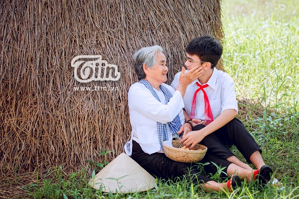 cu ba 87 tuoi o ca mau tre kho cuc nuoi chau gia giup chau quay clip kiem tien chap nhan chau la lbgt