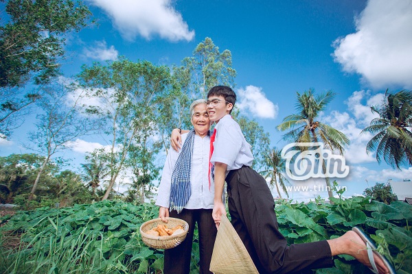 cu ba 87 tuoi o ca mau tre kho cuc nuoi chau gia giup chau quay clip kiem tien chap nhan chau la lbgt
