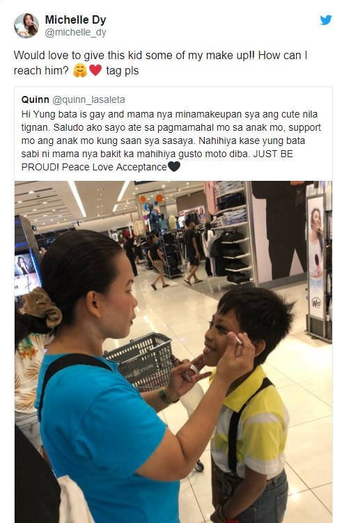me dua con trai dong tinh di mua my pham trang diem cho con giua trung tam mua sam khien cong dong mang xuc dong