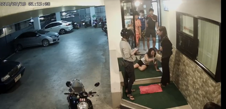 7 nam yeu co gai bi ban trai dong tinh danh dap tan nhan mat bien dang