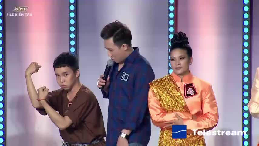 thanh ve chan may duoc hoai linh va viet huong khen ngoi khi nao loan san khau nguoi bi an