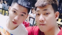 cap doi dong tinh gay an mang chi vi gian nhau