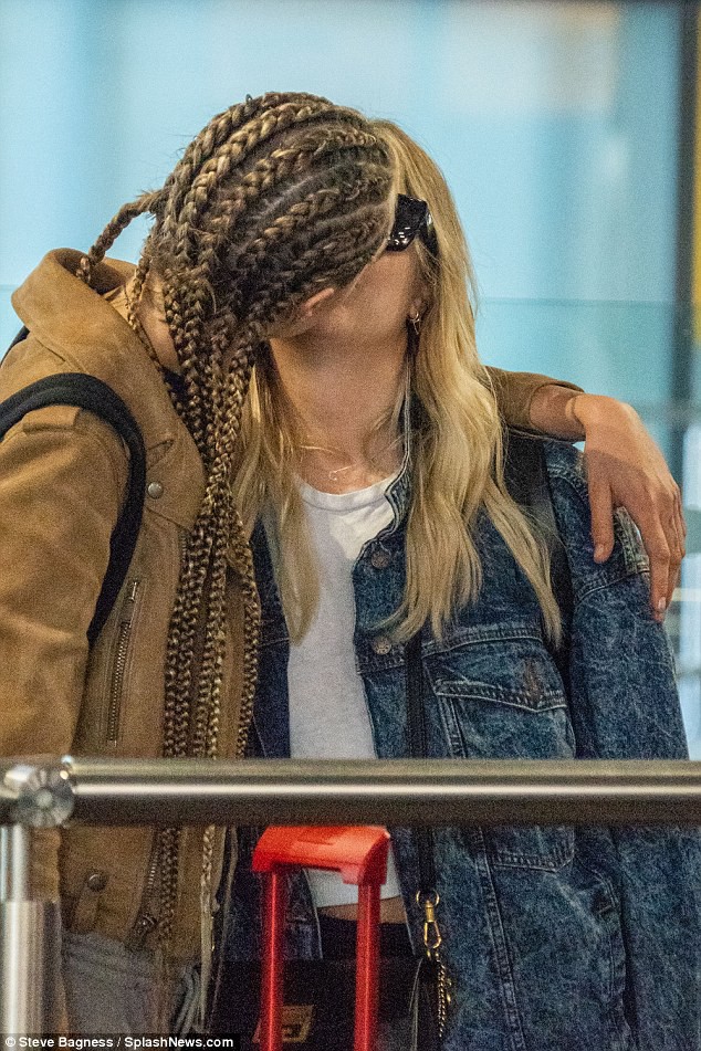 cara delevingne khoa moi ban gai dong gioi tai san bay