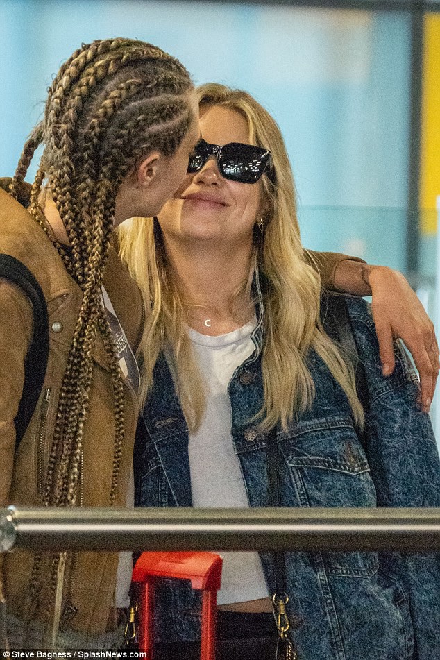 cara delevingne khoa moi ban gai dong gioi tai san bay