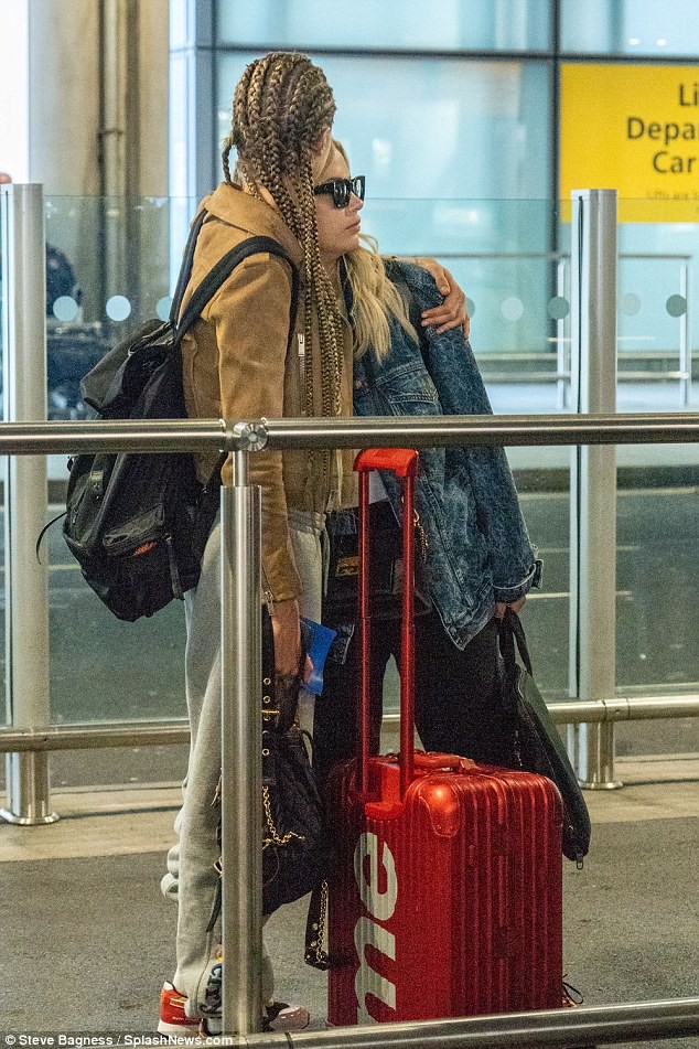 cara delevingne khoa moi ban gai dong gioi tai san bay