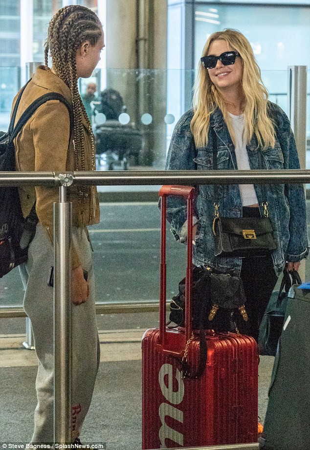 cara delevingne khoa moi ban gai dong gioi tai san bay
