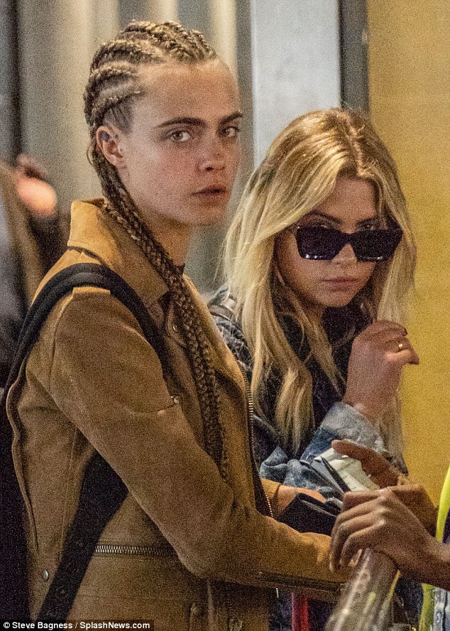 cara delevingne khoa moi ban gai dong gioi tai san bay
