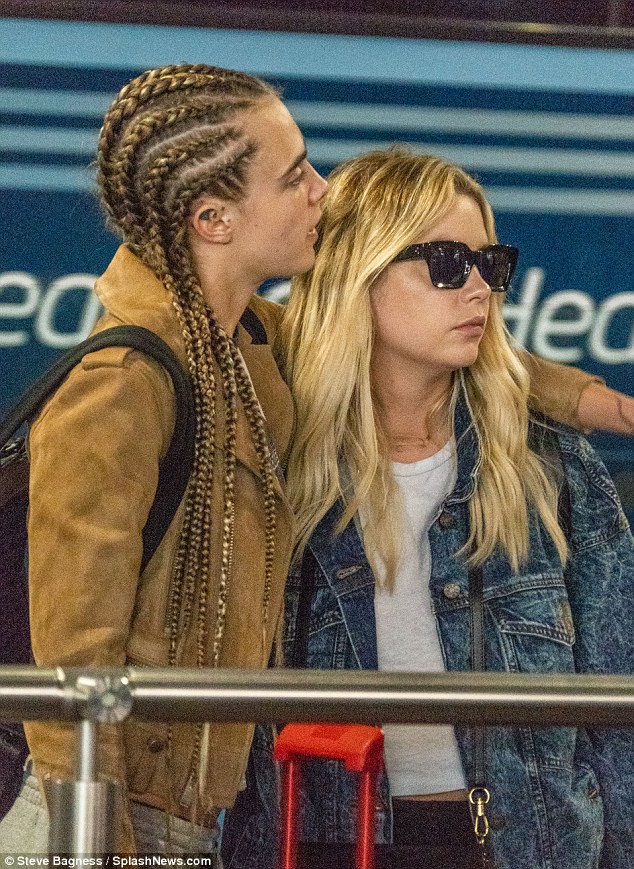 cara delevingne khoa moi ban gai dong gioi tai san bay
