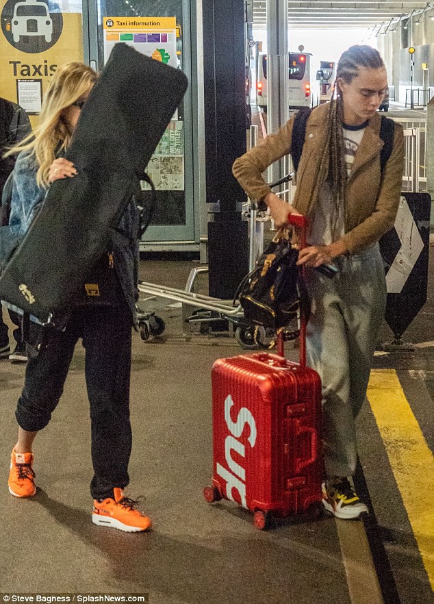 cara delevingne khoa moi ban gai dong gioi tai san bay