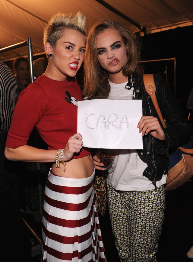cara delevingne khoa moi ban gai dong gioi tai san bay