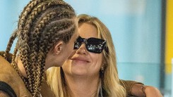 Cara Delevingne 'khoá môi' bạn gái đồng giới tại sân bay