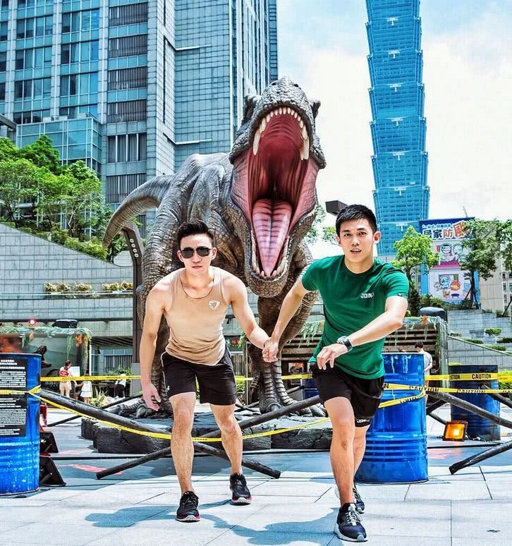 cap dong tinh nam dep ca doi so huu than hinh chan mau khien chi em tiec hui hui