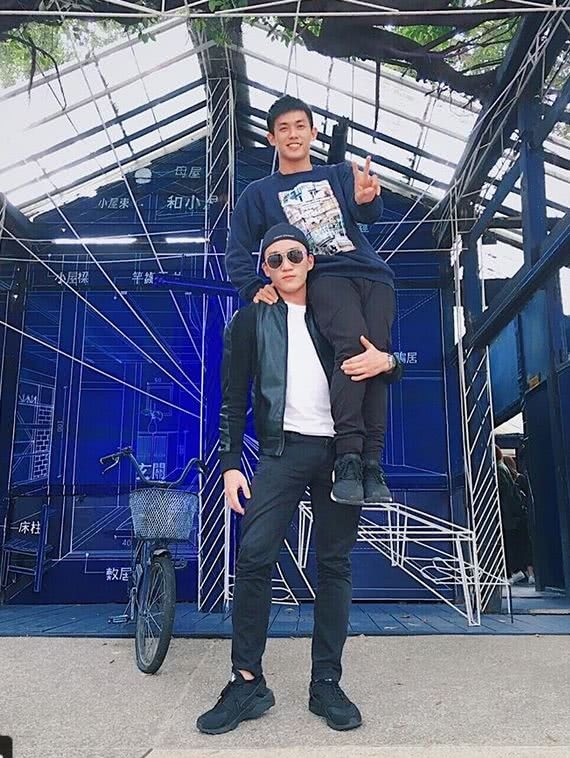 cap dong tinh nam dep ca doi so huu than hinh chan mau khien chi em tiec hui hui