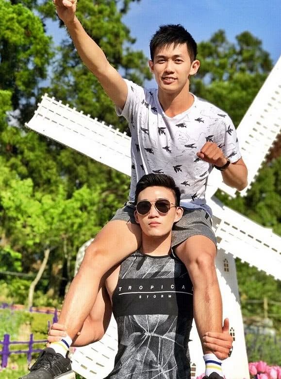 cap dong tinh nam dep ca doi so huu than hinh chan mau khien chi em tiec hui hui