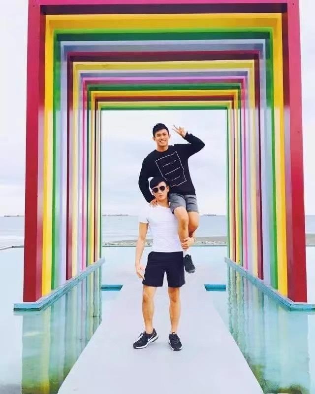 cap dong tinh nam dep ca doi so huu than hinh chan mau khien chi em tiec hui hui