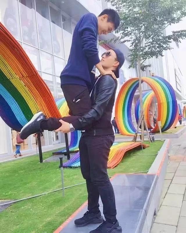 cap dong tinh nam dep ca doi so huu than hinh chan mau khien chi em tiec hui hui