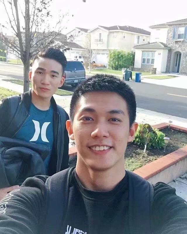 cap dong tinh nam dep ca doi so huu than hinh chan mau khien chi em tiec hui hui