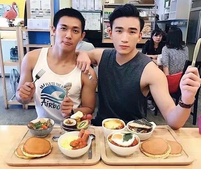 cap dong tinh nam dep ca doi so huu than hinh chan mau khien chi em tiec hui hui