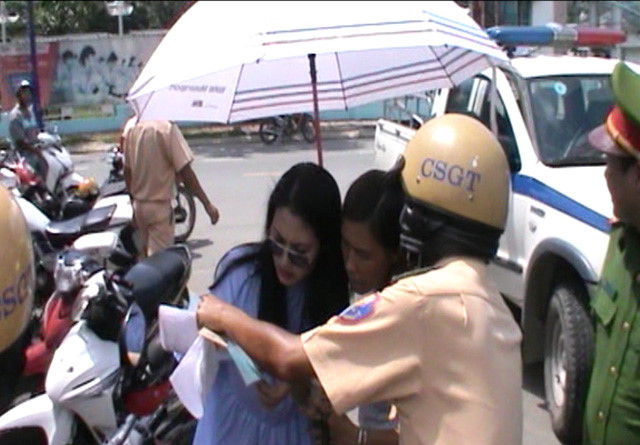 clip dien vien ngoc lan lon tieng voi csgt sau vi pham giao thong