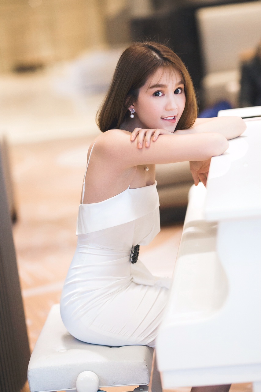 ngoc trinh dao pho cung hoa hau ao dai hoang dung