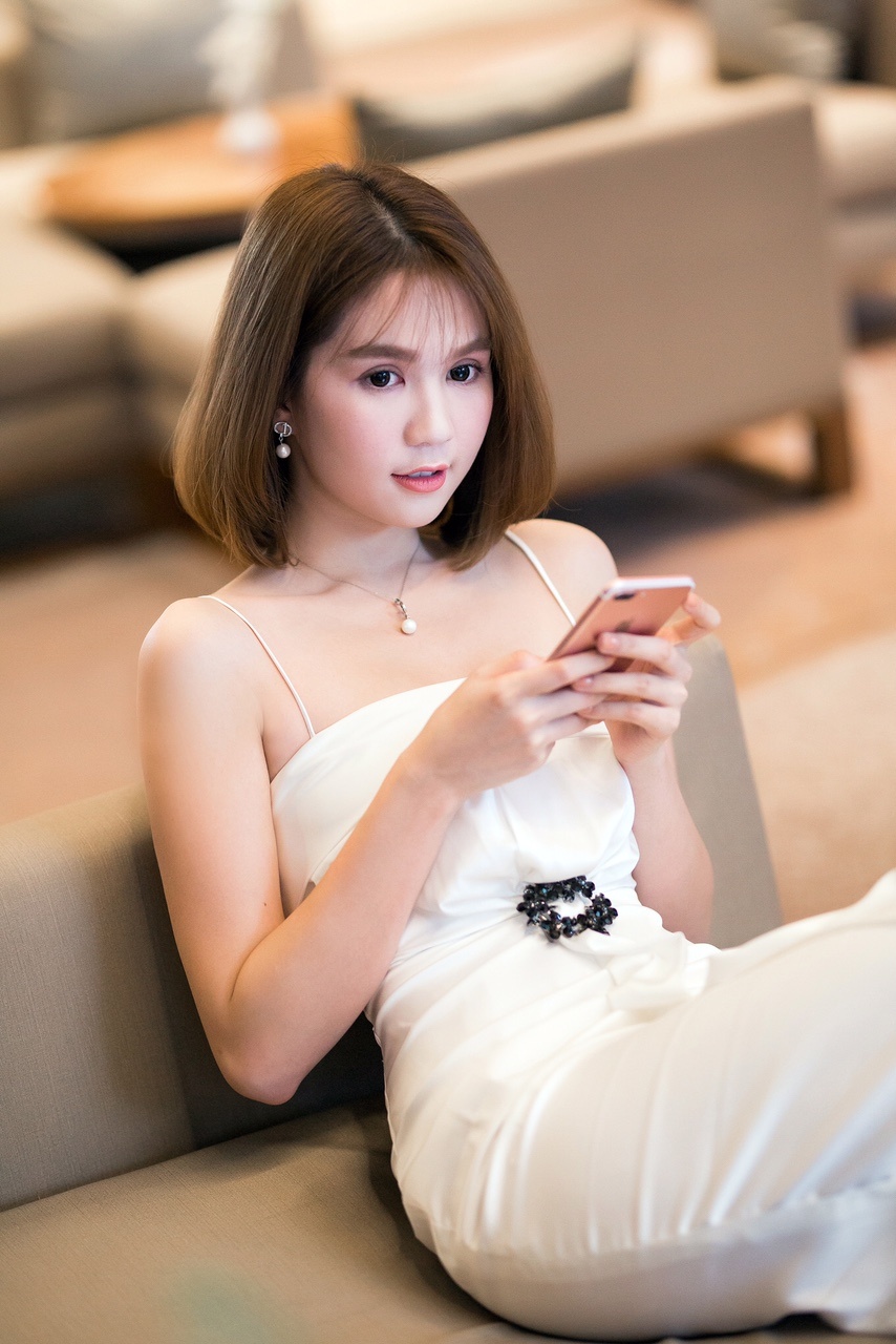 ngoc trinh dao pho cung hoa hau ao dai hoang dung