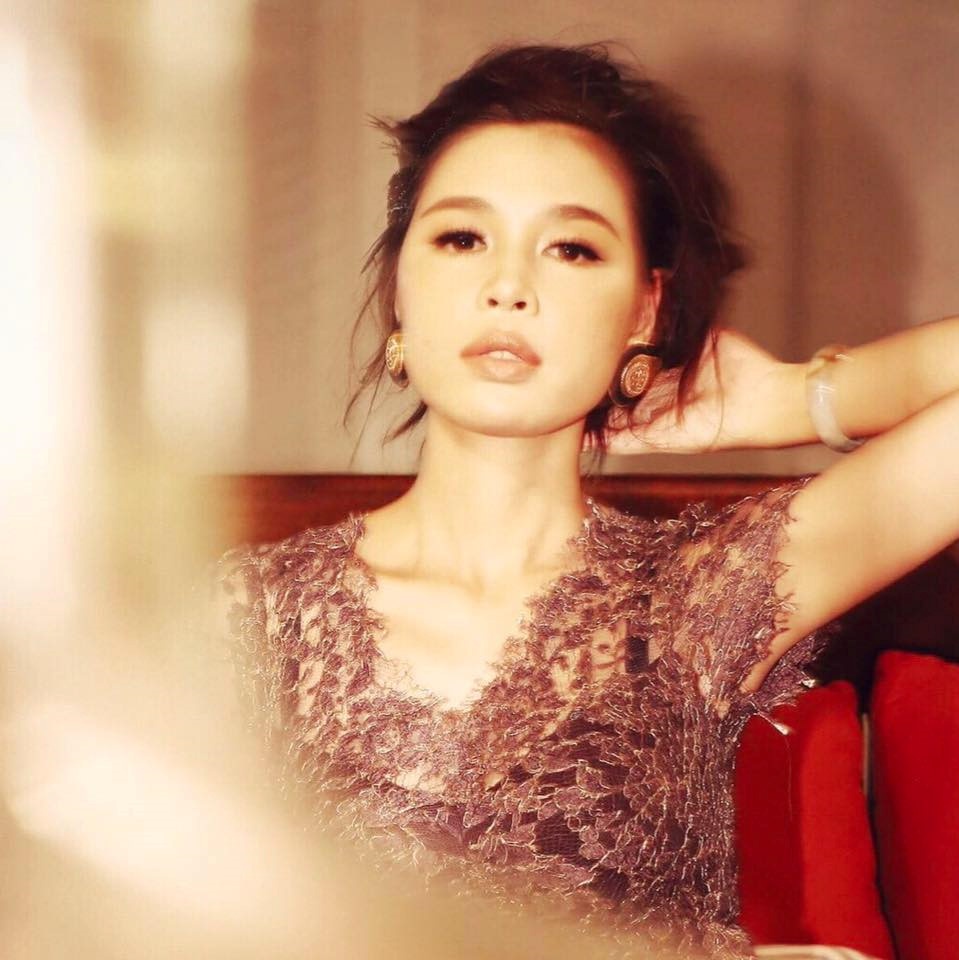 co dau linh le cua btv quang minh la nha van xinh dep viet chuyen tinh