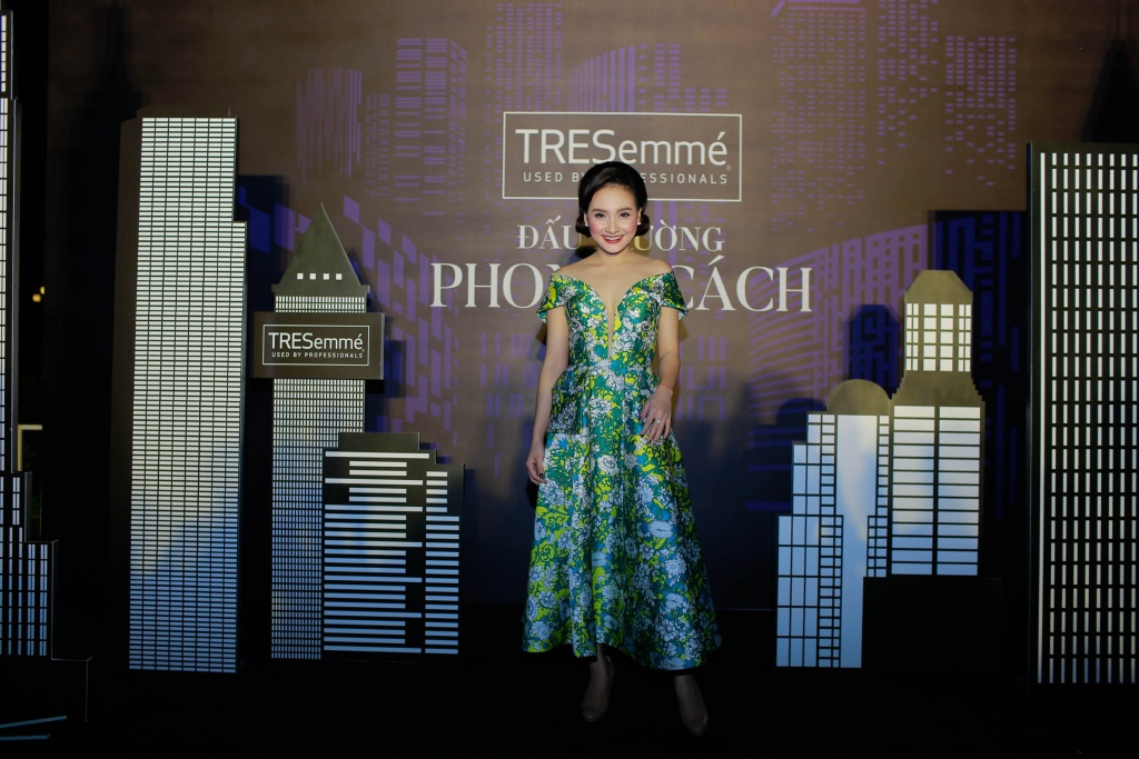 Phạm Hương, Minh Tú, Mâu Thủy đối đầu 'nảy lửa' tại show diễn Đấu Trường Phong Cách pham huong minh tu mau thuy doi dau nay lua tai show dien dau truong phong cach