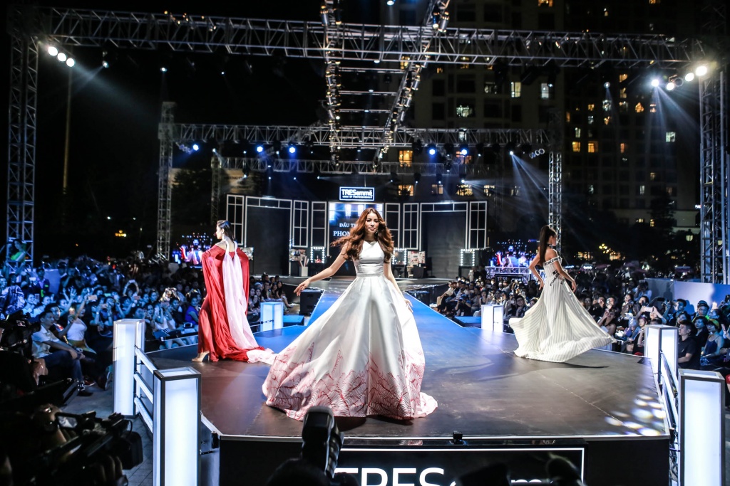 Phạm Hương, Minh Tú, Mâu Thủy đối đầu 'nảy lửa' tại show diễn Đấu Trường Phong Cách pham huong minh tu mau thuy doi dau nay lua tai show dien dau truong phong cach