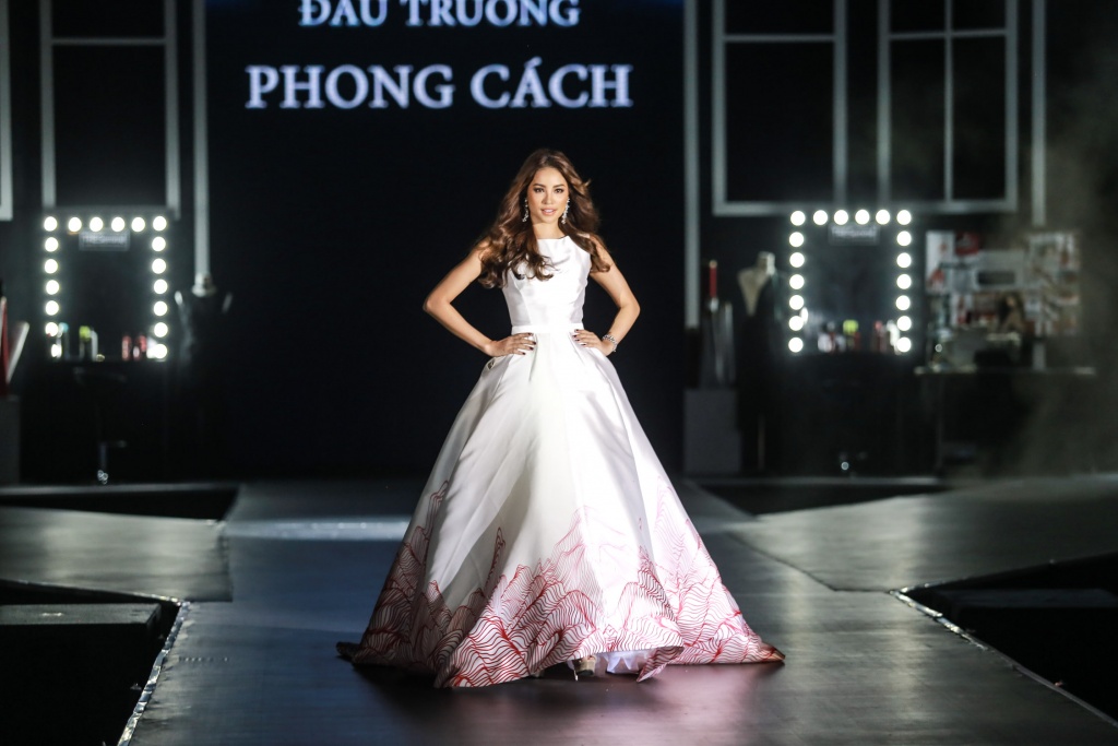Phạm Hương, Minh Tú, Mâu Thủy đối đầu 'nảy lửa' tại show diễn Đấu Trường Phong Cách pham huong minh tu mau thuy doi dau nay lua tai show dien dau truong phong cach