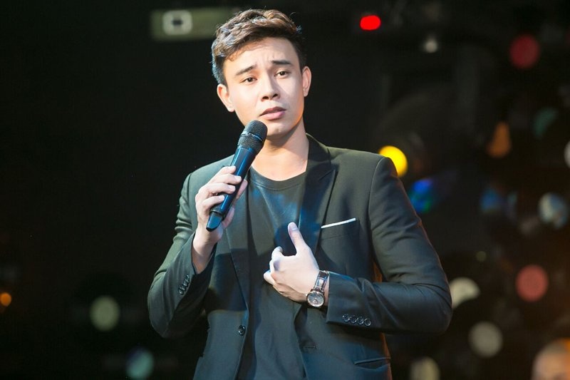 dong hung co dem di hat mot nua khan gia ngoi xem la chu no