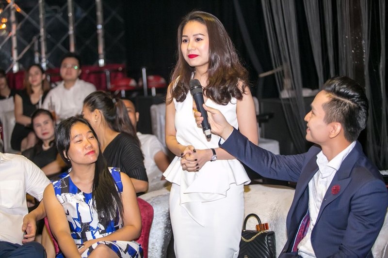 dong hung co dem di hat mot nua khan gia ngoi xem la chu no