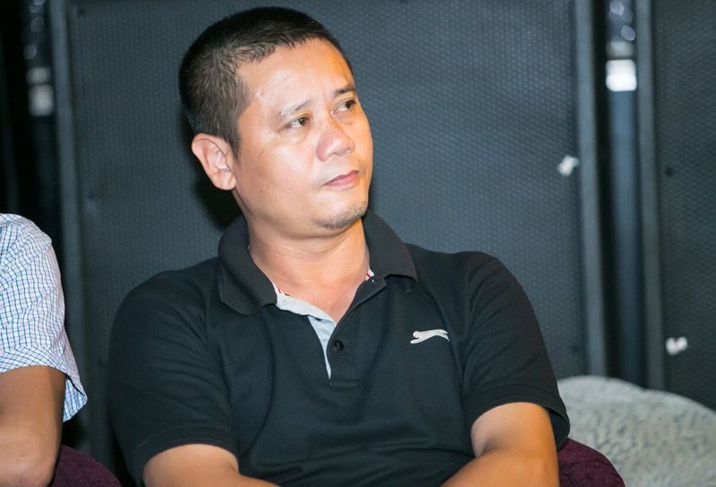 dong hung co dem di hat mot nua khan gia ngoi xem la chu no