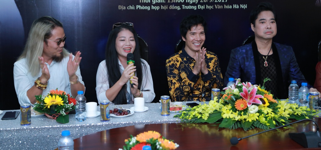 anh tho trong tan chuyen sang hat bolero trong dem nhac cua ho quang 8
