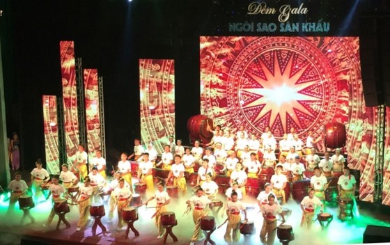'Mãn nhãn' các tiết mục của nghệ sĩ cả nước trong đêm Gala kỷ niệm 60 năm sân khấu Việt man nhan cac tiet muc cua nghe si ca nuoc trong dem gala ky niem 60 nam san khau viet