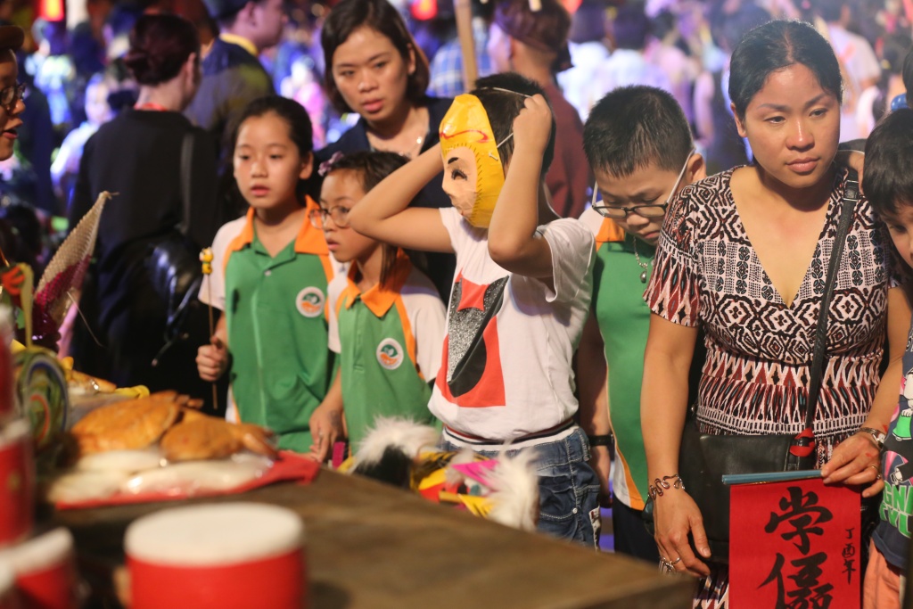 xuan bac tu long quay cung hang nghin em nho tai thu vong nguyet