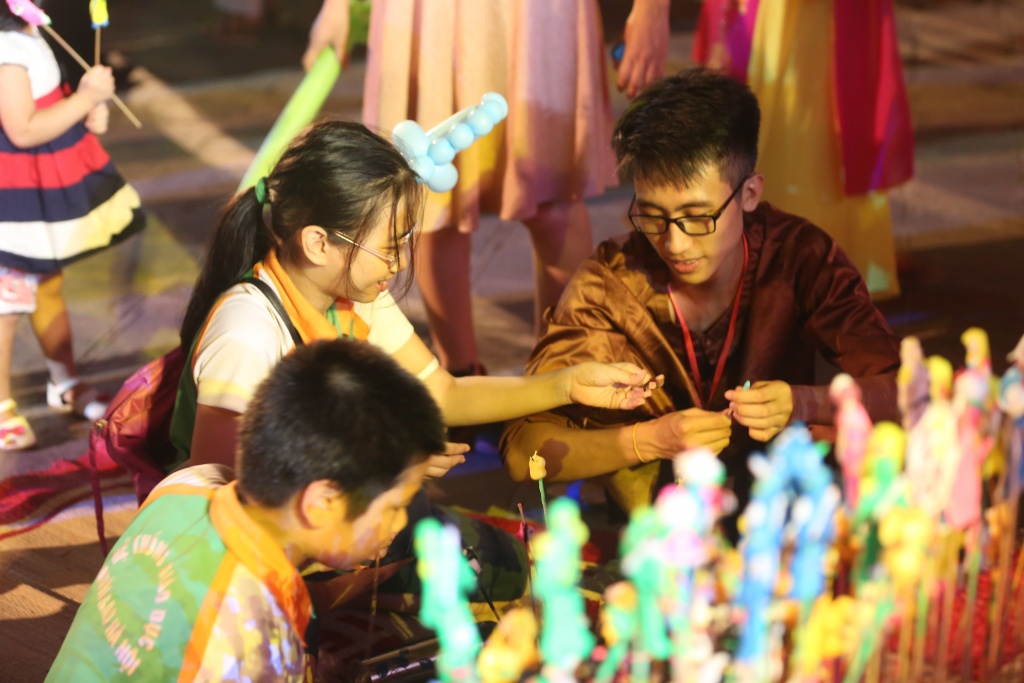 xuan bac tu long quay cung hang nghin em nho tai thu vong nguyet